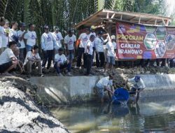 Nelayan Balad Ganjar Berikan Bibit Ikan Mujair Kepada Kelompok Pelaut di Pangandaran