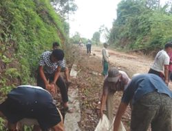 Pemerintah Kampung Bonglai Bersama Masyarakat Gotong Royong Timbun Jalan Rusak