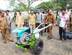 Pj Gubernur Banten Al Muktabar Serahkan Bantuan Traktor Kepada Kelompok Tani