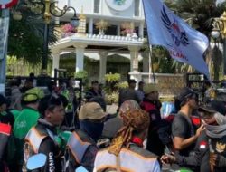 Aksi Unjuk Rasa Ojol Padati Kantor Gubernur Kota Surabaya Tuntut Tolak Aplikator Nakal 