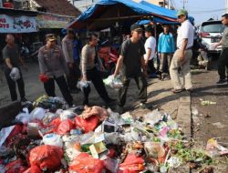 Polisi Peduli Lingkungan, Serentsk Bersihkan Sampah di Pasar Baradatu Way Kanan