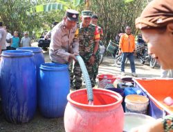 Atasi Kekeringan di Grobogan Polri Salurkan Bantuan Air Bersih