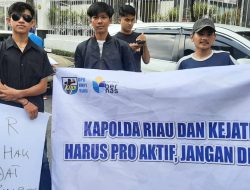 Massa KNPI Bawa Pocong Unjuk Rasa di Kejati Riau