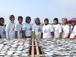 Nelayan Ganjar Gelar Praktik Pengolahan Ikan dan Beri Bantuan ke Warga di Banten