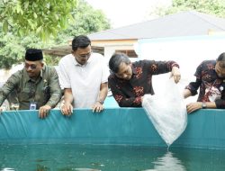 Ketua DPRD Provinsi Jambi Beri Bibit Ikan Lele 40 Ribu Ekor Di Rt 39 Kelurahan Tehok