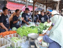 Gardu Ganjar Berbagi Sayur hingga Deklarasi Dukungan Bersama Pedagang di Pasar Cikande