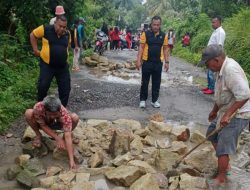 Gotong Royong Bersama Polsek Tanah Jawa Membuat Nagori Marubun Jaya Lebih Bersih dan Rapi