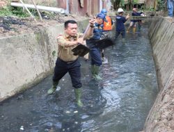 Gubernur Al Haris Bersihkan Drainase 