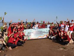 Rayakan Hari Remaja Internasional Genre dan BKKBN Jabar Tanam Mangrove di Pantai Indramayu