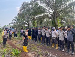Satuan Brimob Polda Riau Lakukan Pemadaman  Karhutla di IIndragiri Hulu