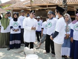 Santri Dukung Ganjar Beri Bantuan dan Kerja Bakti Renovasi Ponpes di Subang