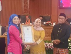 HUT DPRD Depok ke-24, Juanah Sarmili dari Fraksi Golkar Berturut-Turut Raih Dewan Kehormatan Award
