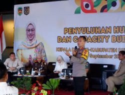 Wakapolres Purwakarta Isi Meteri di Penyuluhan Hukum dan Capacity Building Bagi Kades 