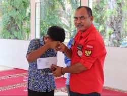 Ketua DPRD Dharmasraya Menyerahkan Program Indonesia Pintar Kepada Siswa SMPN 2 Timpeh
