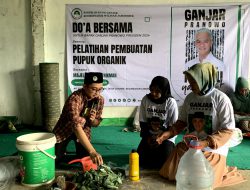 Santri Dukung Ganjar Latih Warga Cihowe Cara Membuat Pupuk Organik dari Sampah