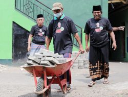 Bareng Warga, Petebu Ganjar Pasang Paving Block di Kompleks Masjid-Ponpes Tasikmalaya