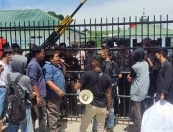 Adanya Dugaan Korupsi, Puluhan Massa Melakukan Aksi Unjuk Rasa di Labusel