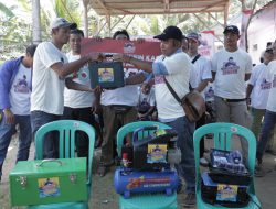 Bantu Pelaut di Desa Cimanuk, Nelayan Balad Ganjar Serahkan Bantuan Peralatan Bengkel Kapal