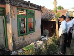 Pj Bupati Bandung Barat Serahkan Bantuan Kepada Keluarga Korban Kebakaran