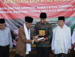 Ketua MUI KBB Berikan Kenang-Kenangan Kepada Hengki Kurniawan