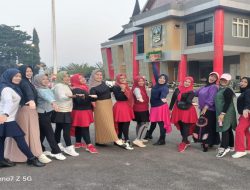 Line Dance DPW ILDI Dharmasraya Sosialisasikan Lagu Timor di Halaman Kantor Bupati