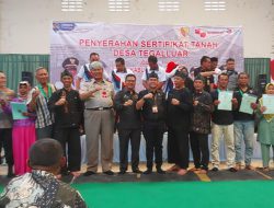 Bupati Bandung Serahkan 1.550 Sertifikat Tanah Kepada Penerima Manfaat Warga Desa Tegalluar