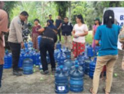 Polresta Pekanbaru Salurkan Bantuan Ratusan  Galon Air Minum Kepada Masyarakat