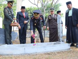 Peringati HUT TNI Ke-77, Kapolres Purwakarta Hadiri Ziarah Makam Pahlawan