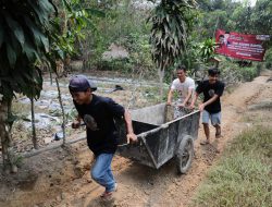 Respons Kebutuhan Warga, Ganjar Milenial Gotong Royong Menguruk Jalan di Lebak