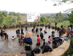Keseruan Ganjar Muda Padjajaran Tangkap Ikan Bareng Warga di Kabupaten Garut