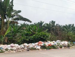 Bau!! Pinggir Jalan Lintas Provinsi Berubah TPS