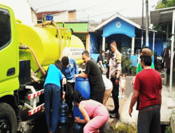 DCKTR Bagikan 10 Toren Air Bersih di Titik Rawan Kekeringan di Tangsel