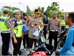 Kapolresta Pekanbaru dan Kasat Lantas, Edukasi Pelajar serta Berikan Helm Gratis