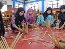 Berdayakan Warga, Ganjar Muda Padjajaran Latih Warga Anyam Bambu untuk Buat Kerajinan Tangan