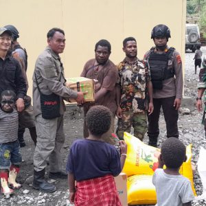 Sambut Bulan Kasih Natal 2023, Koramil 1710-04/Tembagapura Bagikan Sembako Kepada Warga