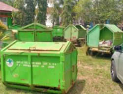 Tumpukan Bak Sampah Depan Kantor Dinas LH Mukomuko Sebarkan Bau Busuk Menyengat