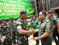 Panglima TNI Berikan Reward Kepada Atlet Berprestasi Peraih Trophy Lomba Tembak AARM-31 Tahun 2023