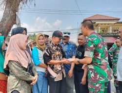 TNI Ganti Rugi 13 Warung yang Rusak Saat Pendaratan Helikopter