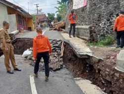 Akibat Diguyur Hujan Jalan Penghubung Dua Desa di Ciamis Amblas