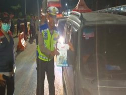 Dipimpin PT HKKanit Tol Permai dan Polsek Kandis, PJR Sumbangkan Bingkisan, Scot Light untuk Pengguna Jalan