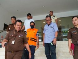 Tersangka Kasus Korupsi Pengambilan Dana Nasabah dan Uang Kas di Bank Riau Kepri Syariah Ditahan