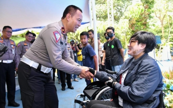 Korlantas Polri Berikan Bantuan Kursi Roda, Kaki Palsu dan Tongkat Untuk Korban Kecelakaan Lalu Lintas