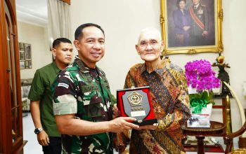 Panglima TNI Kunjungi Sesepuh TNI Jenderal TNI (Purn) Try Sutrisno