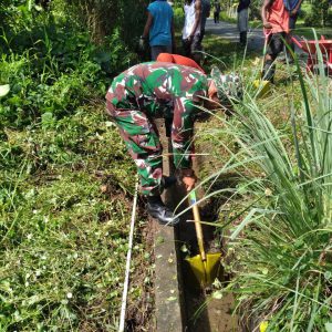 Babinsa Koramil 1710-07/Mapurujaya Bersama Warga Binaan Kerja Bakti Bersihkan Ruas Kanan Kiri Jalan Dan Parit