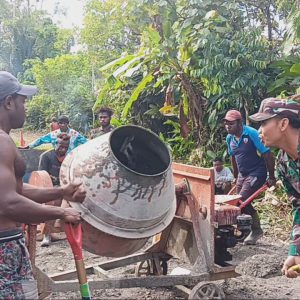 Jalin Kebersamaan Serta Perkokoh Kemanunggalan, Babinsa Koramil 1710-07/Mapurujaya Bersama Warga Binaan Kerja Bakti Pengecoran Jalan