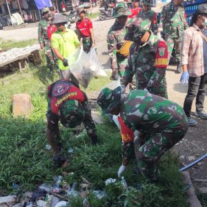 Jaga Lingkungan Tetap Bersih, Kodim 1710/Mimika Bersama Seluruh Instansi, Mahasiswa dan Ormas Sisir Pasar Sentral Dalam Kegiatan Jumat Bersih