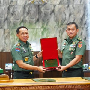 Panglima TNI Jenderal TNI Agus Subiyanto Serah Terimakan Risalah Kasad