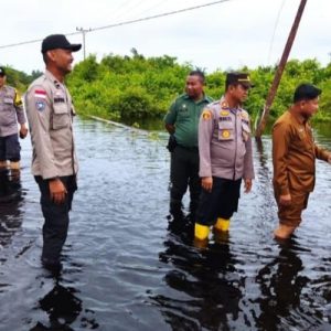 Tangani Bencana Banjir, Irjen Iqbal Kerahkan Personel Bantu Masyarakat