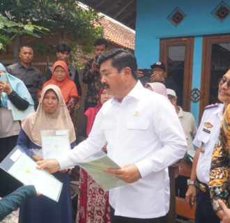 Kementerian ATR BPN Serahkan Sertifikat Door To Door Ke Pelaku UMKM Pantai Utara Pekalongan