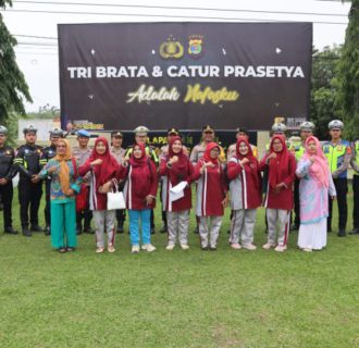 Kapolres Way Kanan Kenalkan Rambu Lalu Lintas Sejak Dini Kepada Ratusan Anak